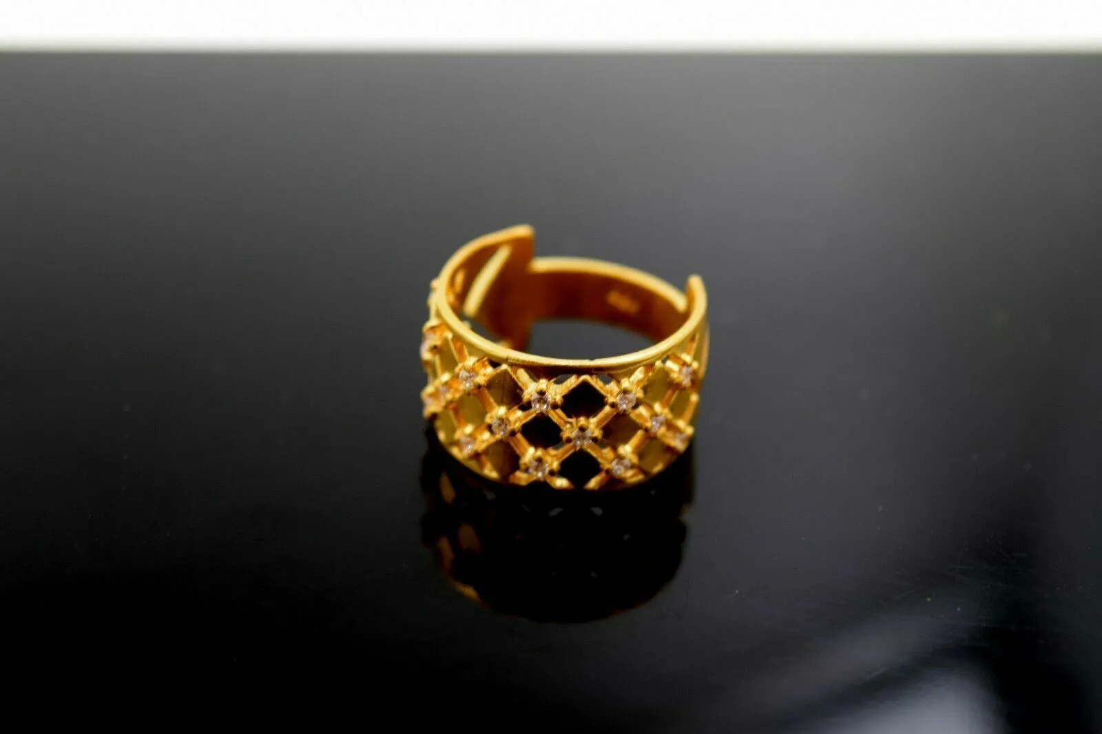 22k Ring Solid Gold ELEGANT Charm Ladies Modern Ring SIZE 8 RESIZABLE r1720