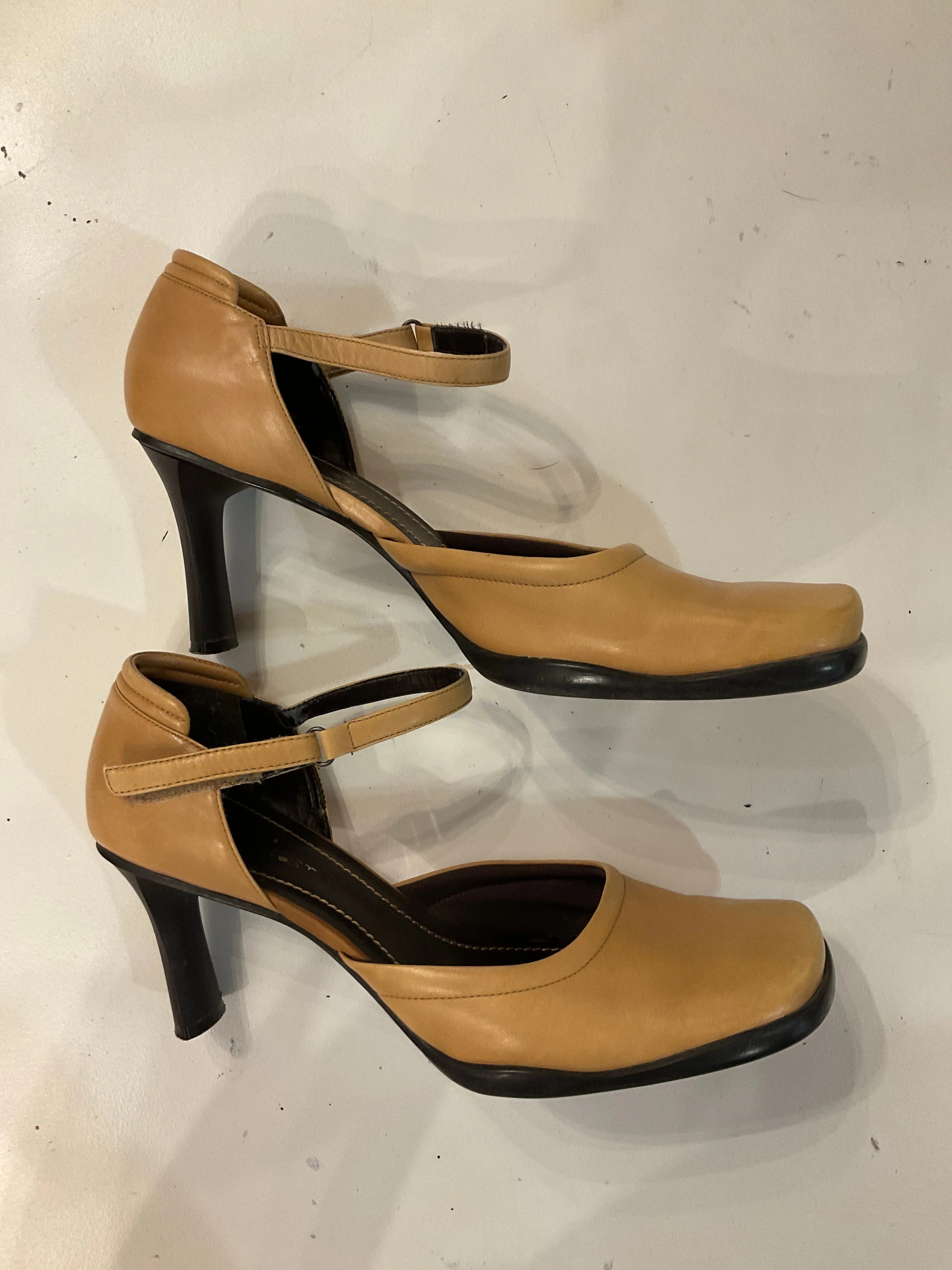 {{Client Code}} TAN NINE WEST HEELS, 39