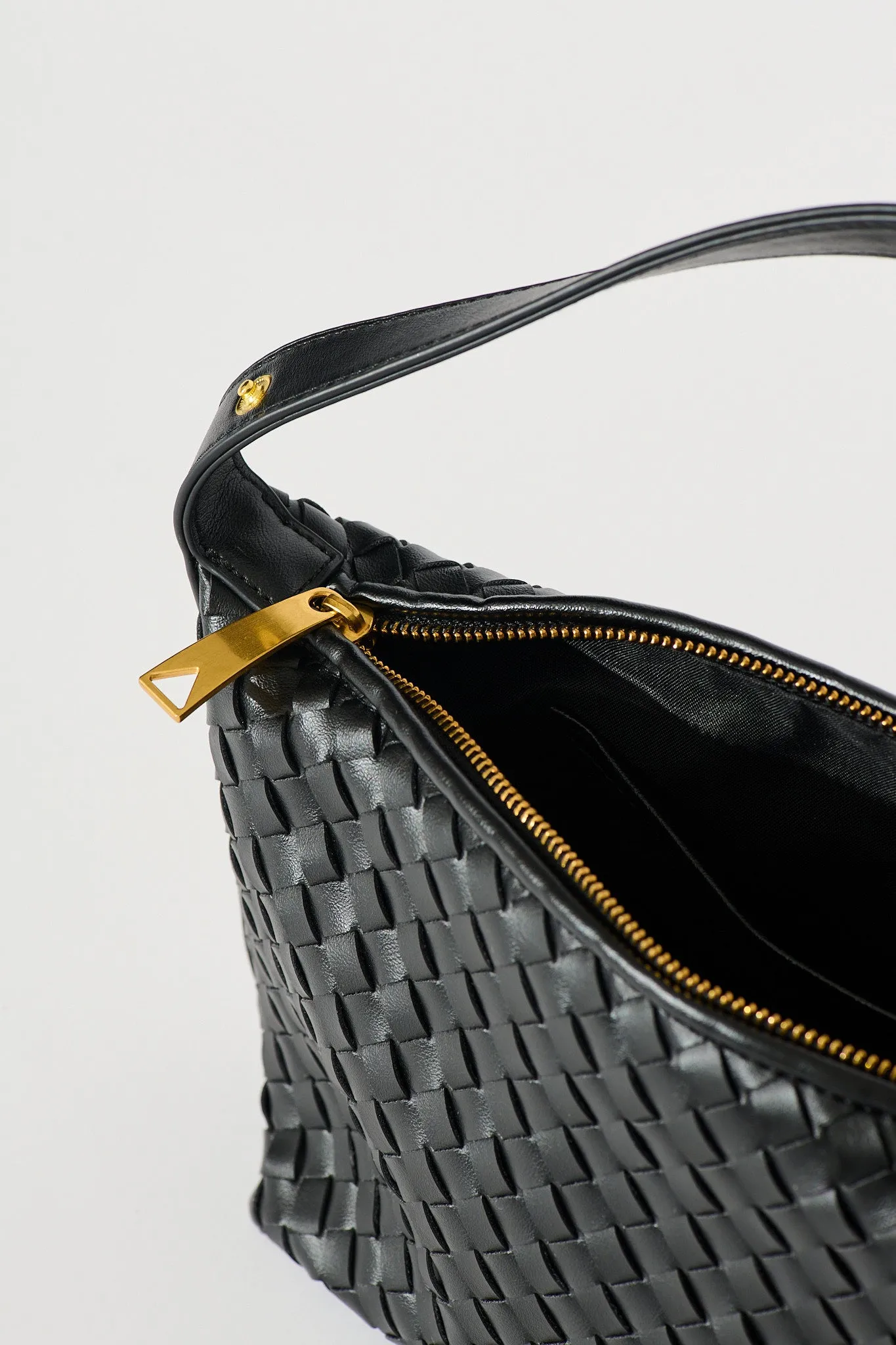 Jennifer Shoulder Bag In Black Woven