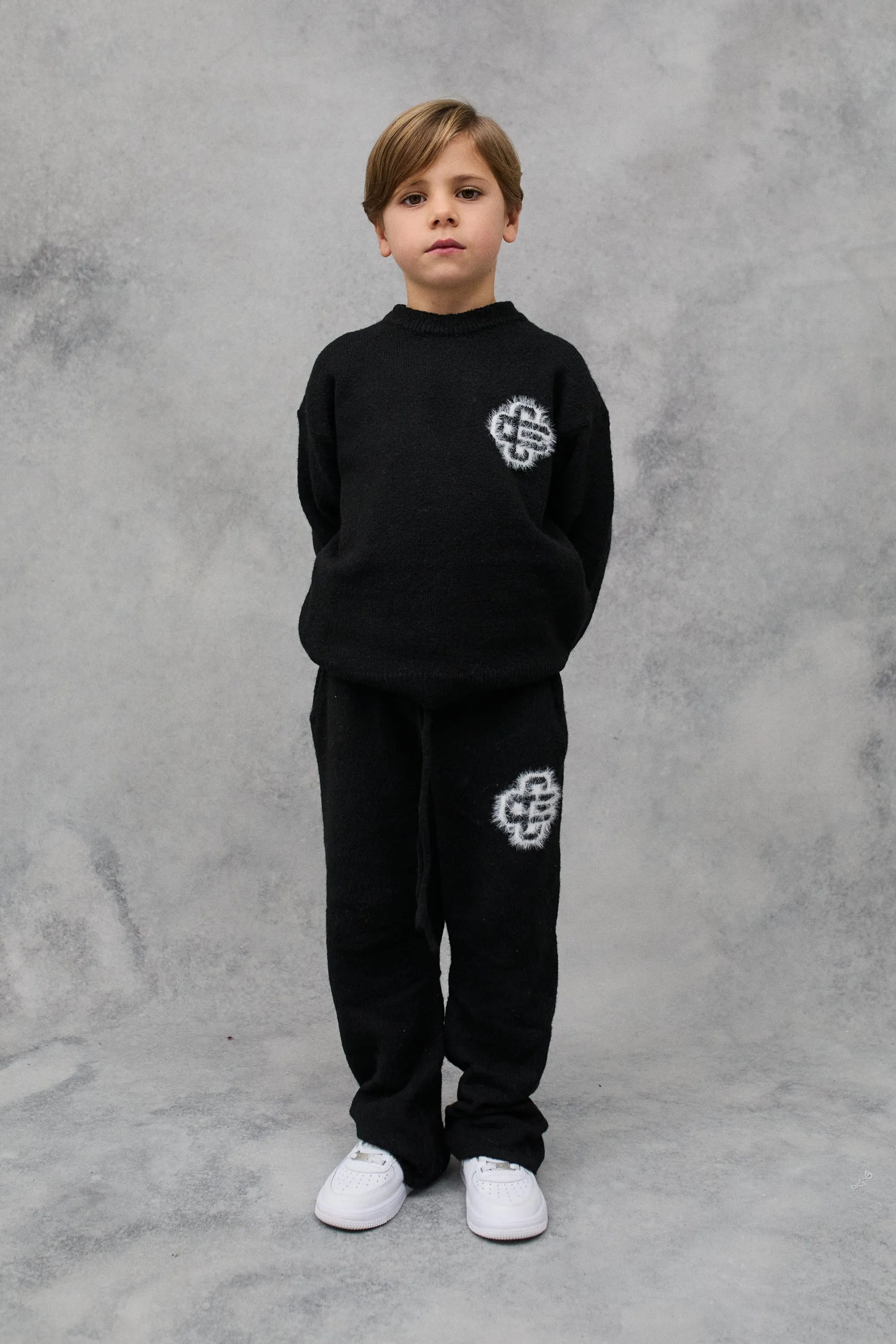 JNR FLUFFY KNIT EMBLEM CREW - BLACK