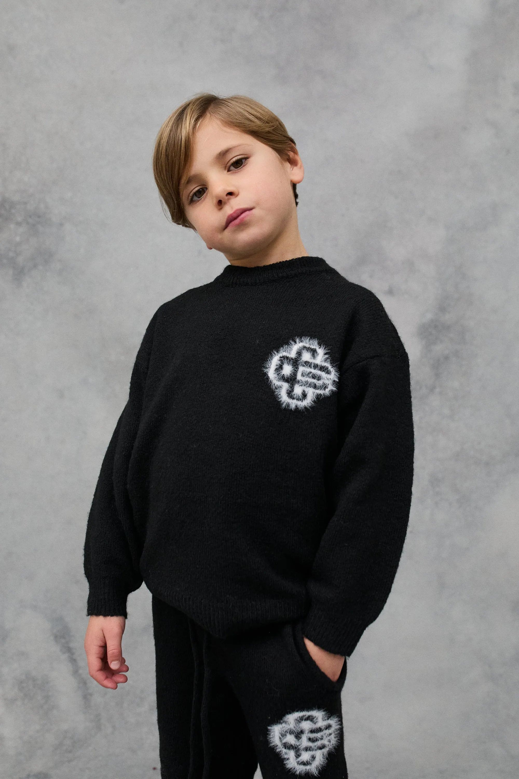 JNR FLUFFY KNIT EMBLEM CREW - BLACK