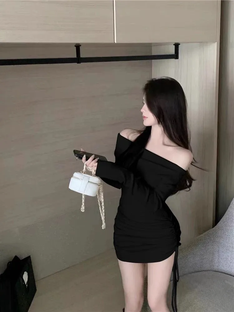 One-shoulder long-sleeved knitted dress women's autumn 2023 new hot girl drawstring pleated waist-covering hip skirt