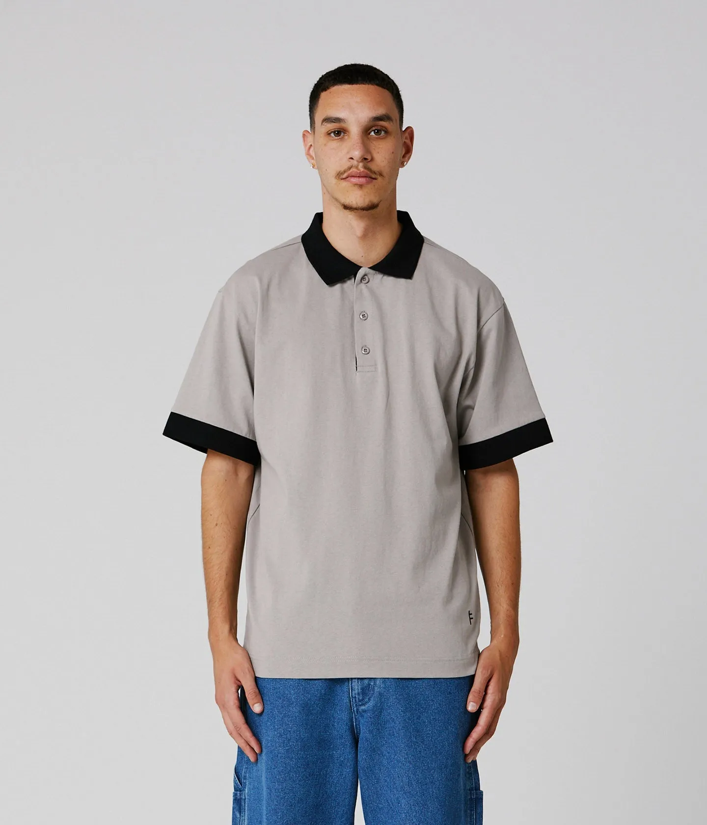 UNIFORM SS BUTTON POLO // MUSHROOM